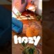 Une maison miniature entourée de végétation dans Hozy Hideaways